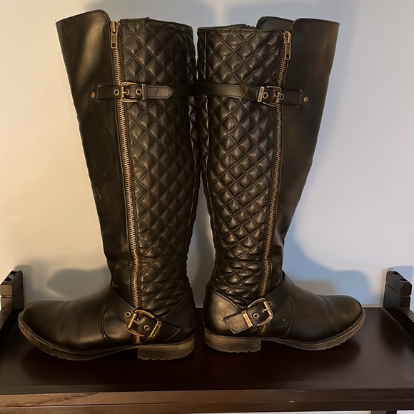 Knee-high black boot with gold zipper & buckle detailing - Picture 3 of 7